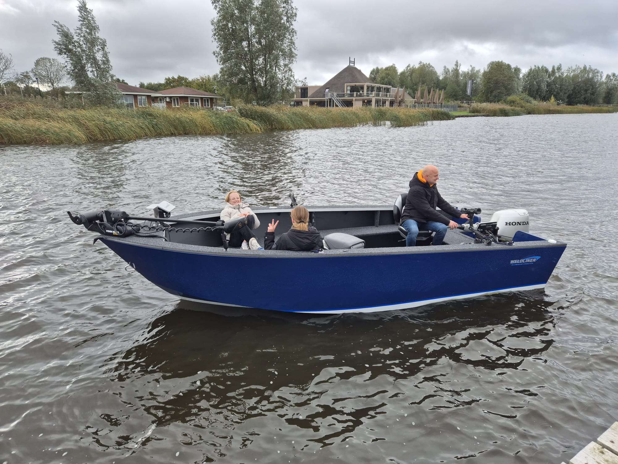 Weldliner foto visboot zijkant te water
